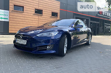 Седан Tesla Model S 2015 в 