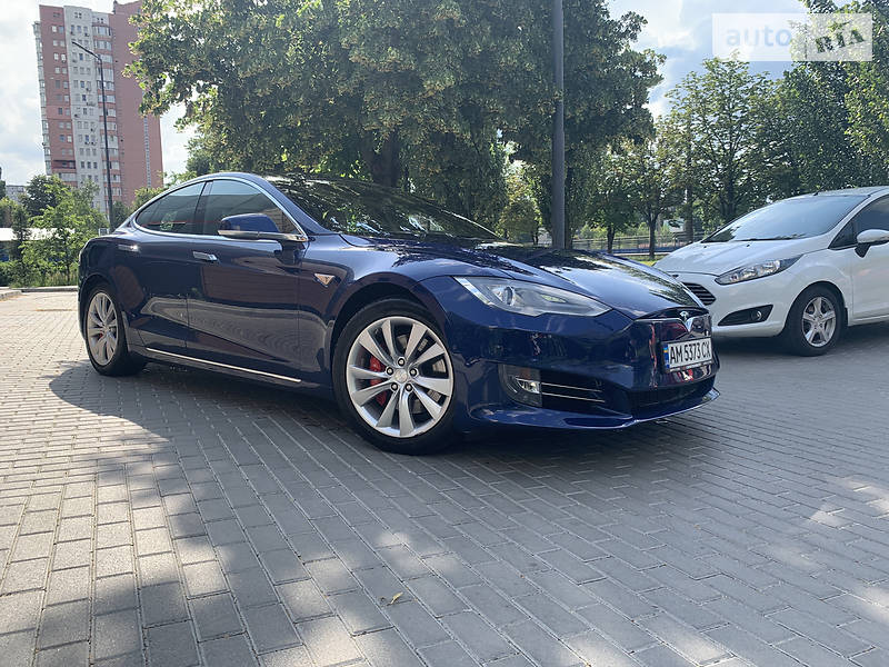 Седан Tesla Model S 2015 в Києві