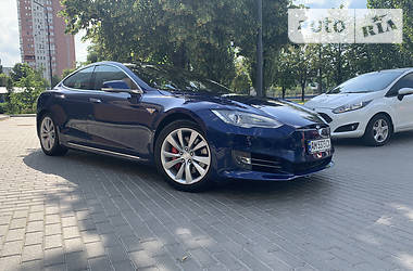 Седан Tesla Model S 2015 в 