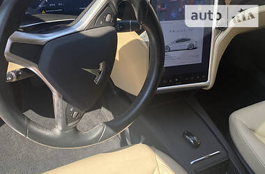 Седан Tesla Model S 2016 в 