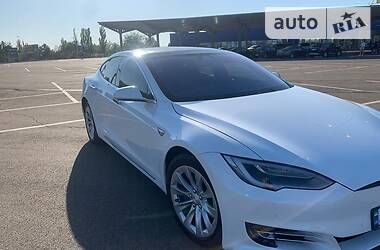 Седан Tesla Model S 2016 в 