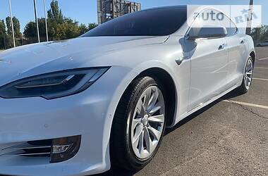 Седан Tesla Model S 2016 в 