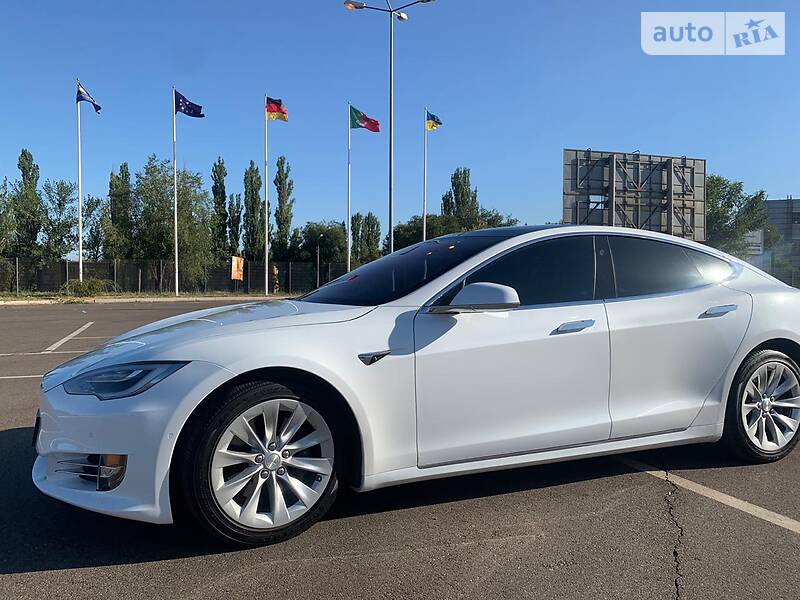 Седан Tesla Model S 2016 в 