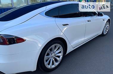 Седан Tesla Model S 2016 в 