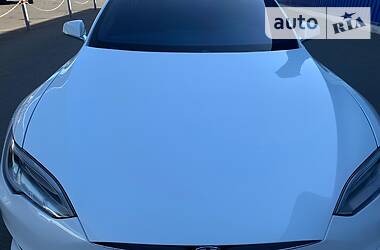 Седан Tesla Model S 2016 в 