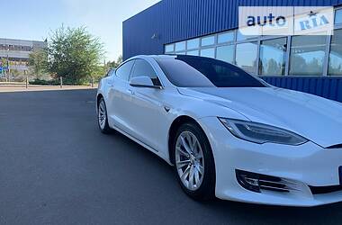 Седан Tesla Model S 2016 в 