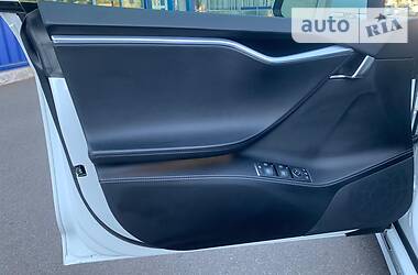 Седан Tesla Model S 2016 в 