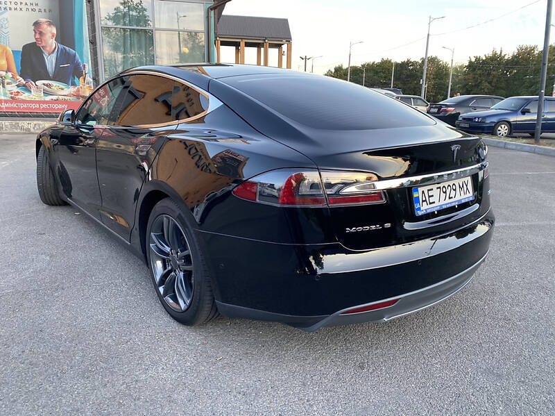 Лифтбек Tesla Model S 2016 в Днепре