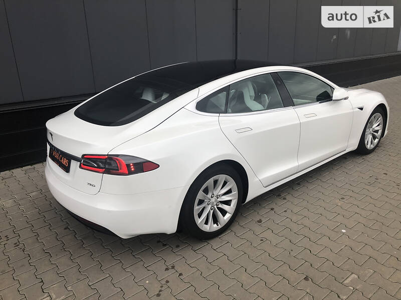 Лифтбек Tesla Model S 2017 в Киеве