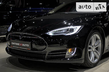 Седан Tesla Model S 2013 в 