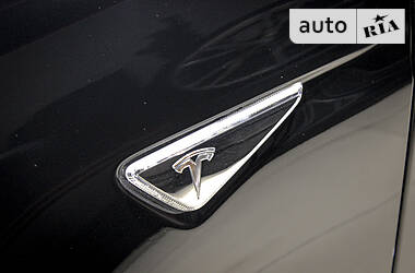 Седан Tesla Model S 2013 в 