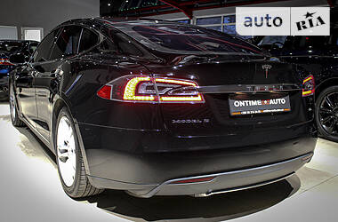 Седан Tesla Model S 2013 в 