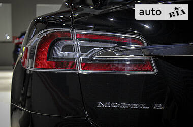 Седан Tesla Model S 2013 в 