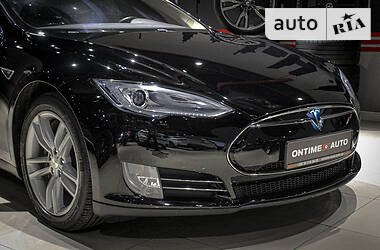 Седан Tesla Model S 2013 в 