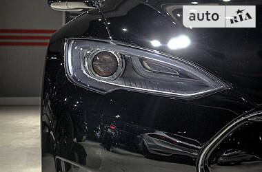 Седан Tesla Model S 2013 в 