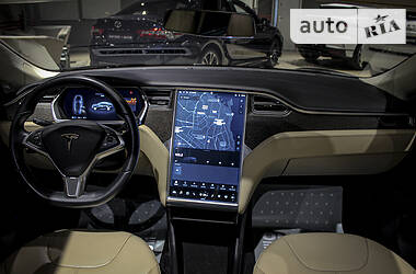 Седан Tesla Model S 2013 в 