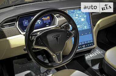 Седан Tesla Model S 2013 в 