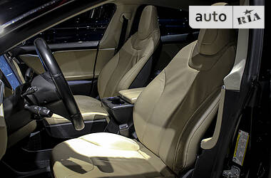 Седан Tesla Model S 2013 в 