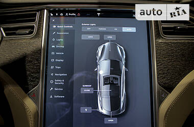 Седан Tesla Model S 2013 в 