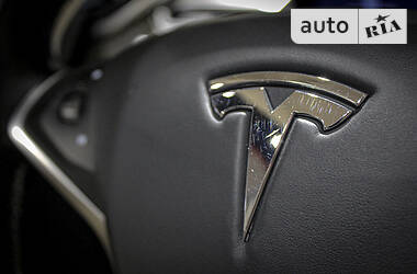 Седан Tesla Model S 2013 в 