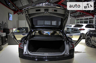 Седан Tesla Model S 2013 в 
