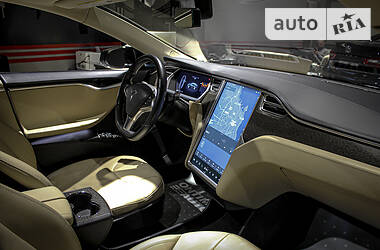 Седан Tesla Model S 2013 в 