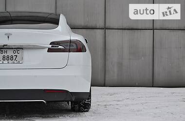 Ліфтбек Tesla Model S 2015 в Києві