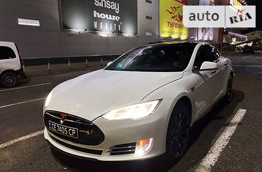 Седан Tesla Model S 2014 в Чернівцях