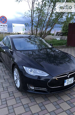 Седан Tesla Model S 2013 в Гайсине