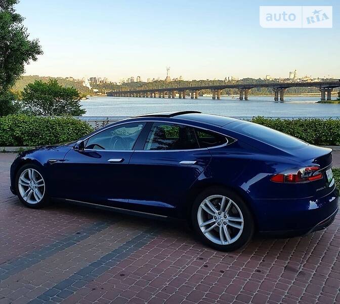 Хэтчбек Tesla Model S 2015 в Киеве