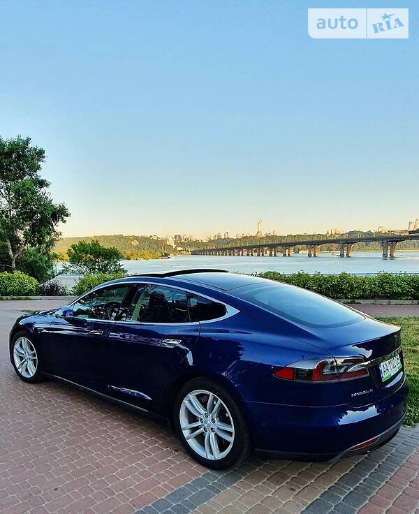 Хэтчбек Tesla Model S 2015 в Киеве