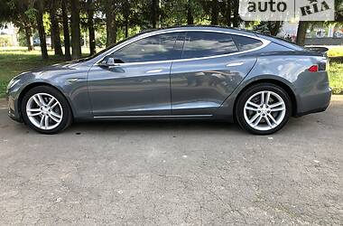 Седан Tesla Model S 2013 в Ровно