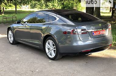 Седан Tesla Model S 2013 в Ровно