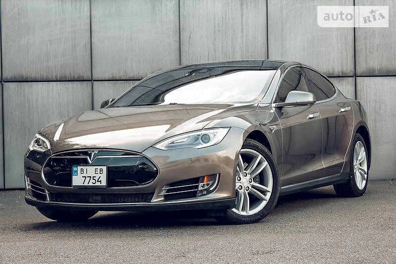 Лифтбек Tesla Model S 2015 в Киеве