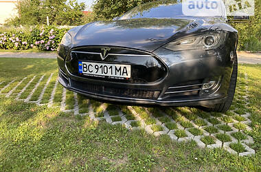 Седан Tesla Model S 2014 в Львове