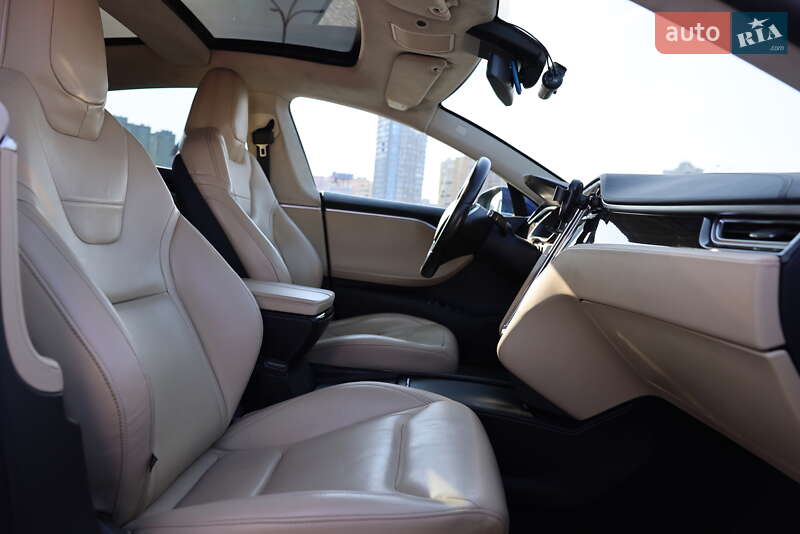 Хэтчбек Tesla Model S 2016 в Львове