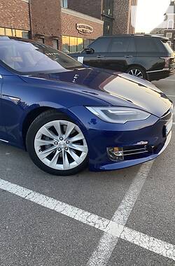 Седан Tesla Model S 2015 в Львове