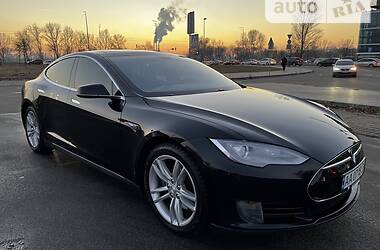 Седан Tesla Model S 2013 в Львове