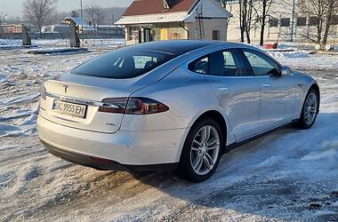Лифтбек Tesla Model S 2015 в 