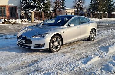 Лифтбек Tesla Model S 2015 в 