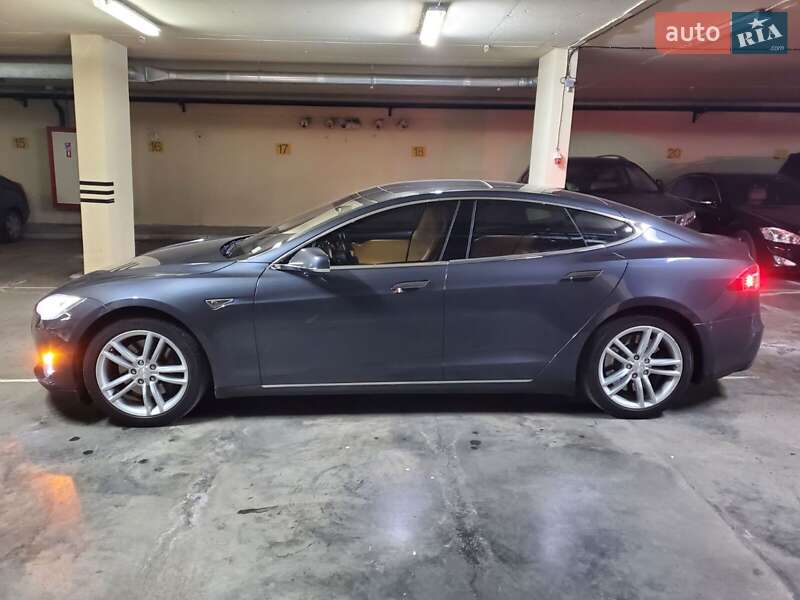 Лифтбек Tesla Model S 2015 в Киеве фото 3 Лифтбек Tesla Model S 2015 в Киеве