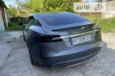 Седан Tesla Model S 2013 в Коломые