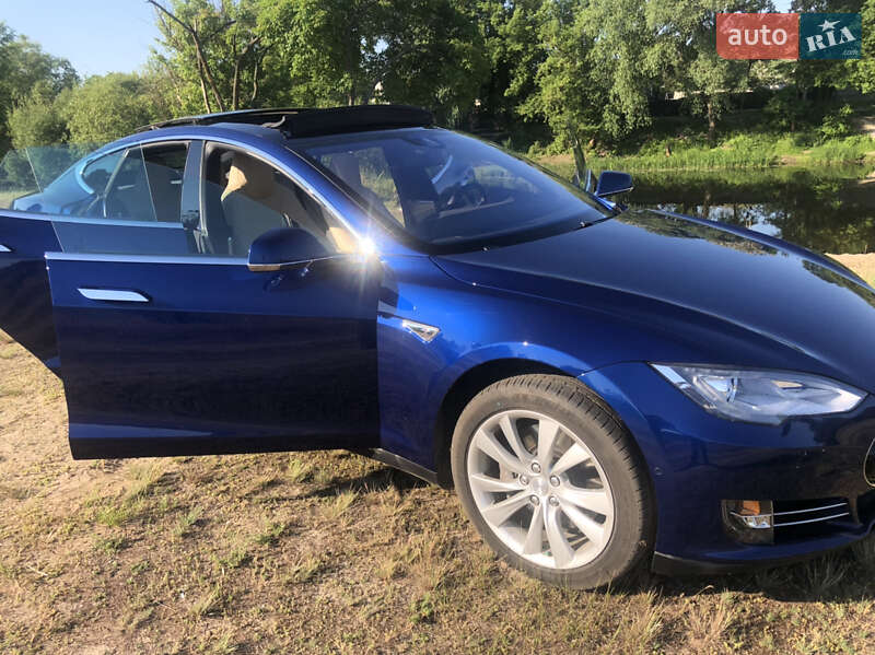 Лифтбек Tesla Model S 2016 в Киеве