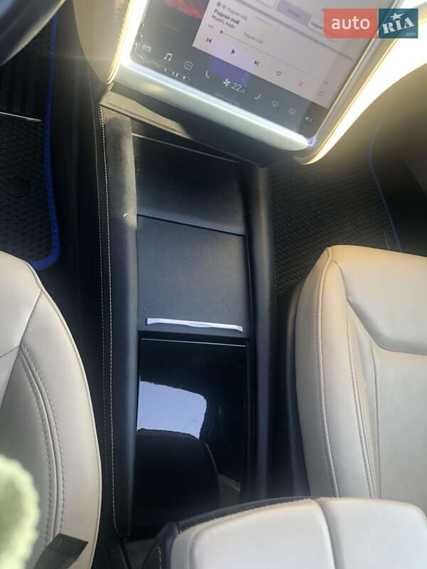 Лифтбек Tesla Model S 2016 в Киеве