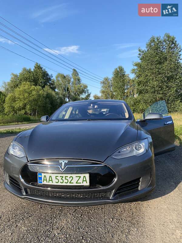 Лифтбек Tesla Model S 2013 в 