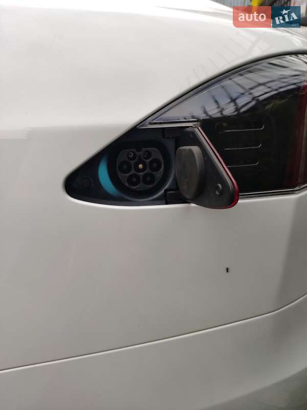 Лифтбек Tesla Model S 2017 в Хмельницком