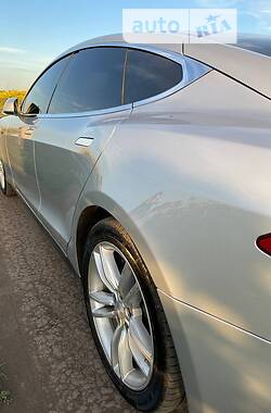 Хэтчбек Tesla Model S 2014 в 