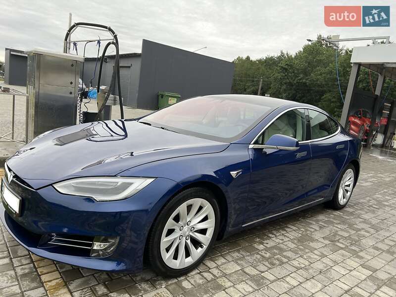 Лифтбек Tesla Model S 2018 в Львове