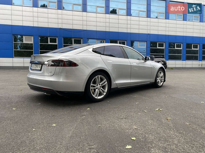 Хэтчбек Tesla Model S 2014 в 