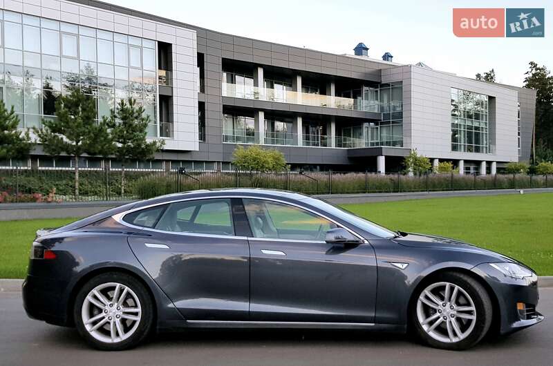 Ліфтбек Tesla Model S 2015 в Києві